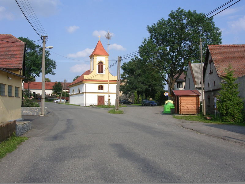 Soubor:Solopysky, kaple a zastávka.jpg