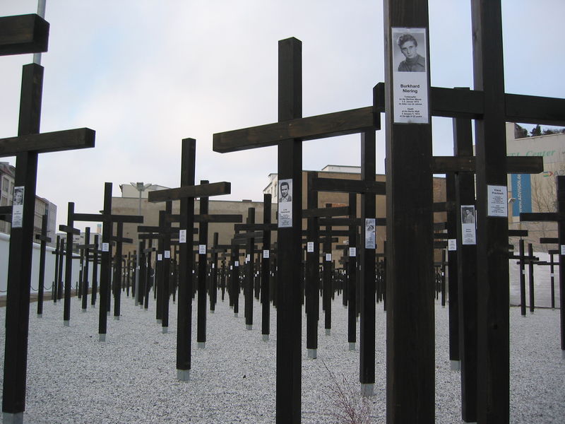 Soubor:Berlin Wall victims monument.jpg