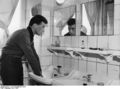 Bundesarchiv B 145 Bild-F004902-0004, Frankfurt-Main, Jugenwohnheim.jpg