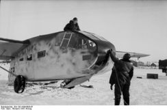 Bundesarchiv Bild 101I-004-3633-07, Russland, Cholm, Soldatentransport mit Go 242.jpg