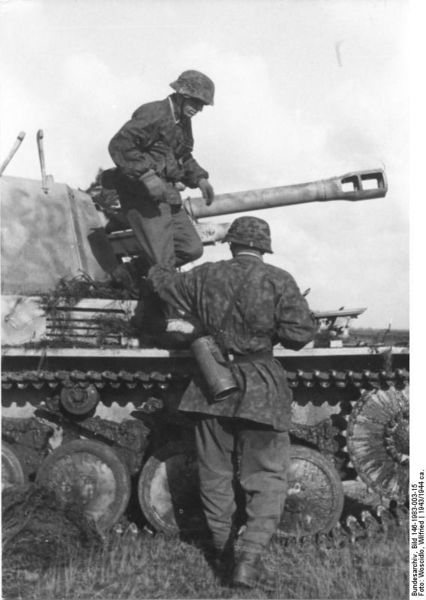 Soubor:Bundesarchiv Bild 146-1983-003-15, Panzerhaubitze "Wespe".jpg