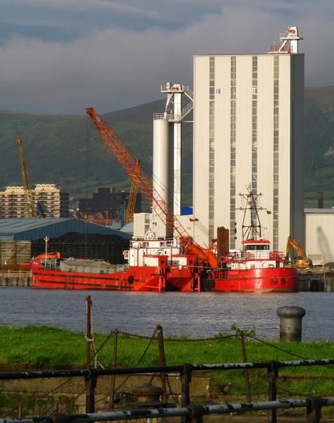 Soubor:'Split One' and 'Red Fighter' in Belfast - geograph.org.uk - 958710.jpg