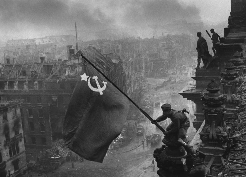 Soubor:Raising a flag over the Reichstag 2B.jpg