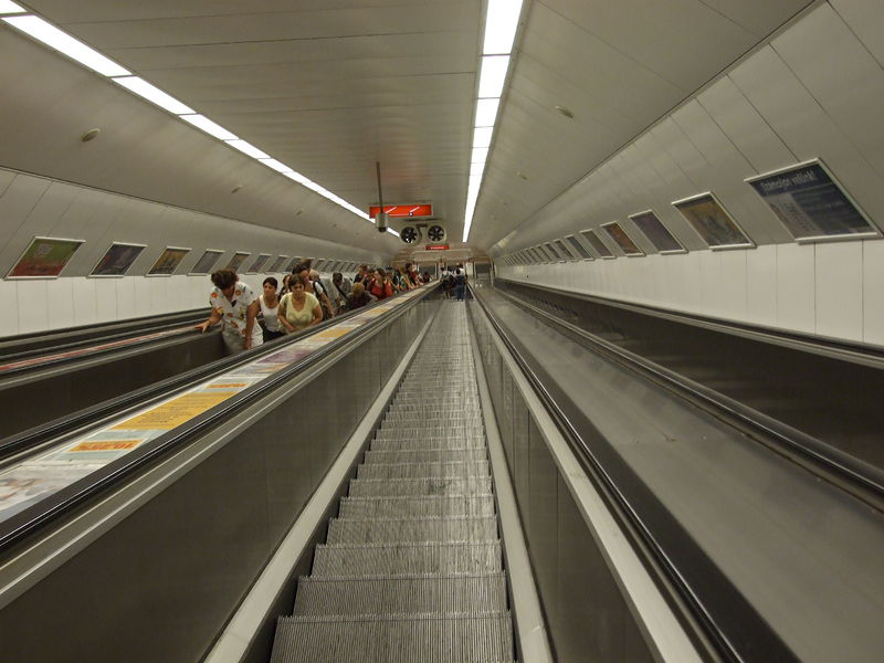 Soubor:Budapešť, Moszkva tér, eskalátorový tunel stanice metra.jpg