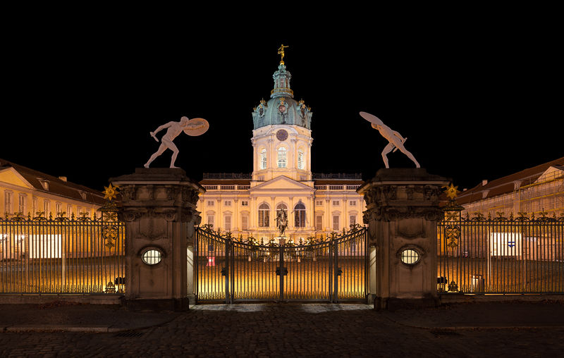 Soubor:Schloss Charlottenburg nachts.jpg