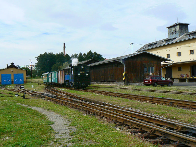 Soubor:Nadrazi Kamenice - parni vlak.jpg