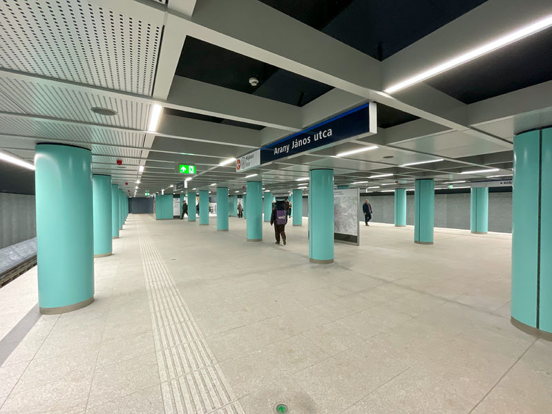 Soubor:After the renovation of the Arany János utca metro station in 2023.jpg