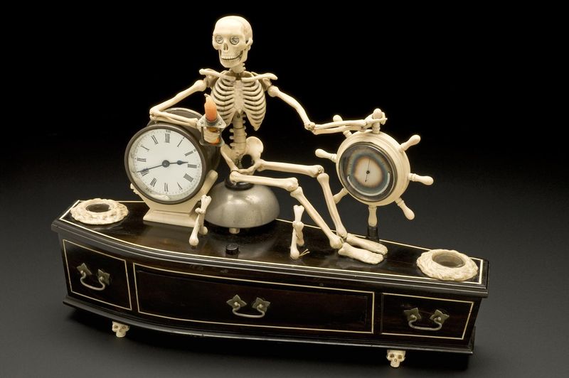 Soubor:Alarm clock, mounted on model of coffin.jpg