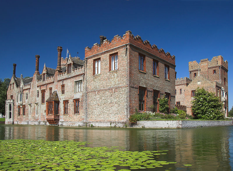 Soubor:Oxburgh Hall 3.jpg