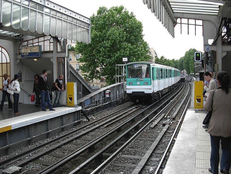 Soubor:Ligne-2-Barbes-Rochechouart2.JPG